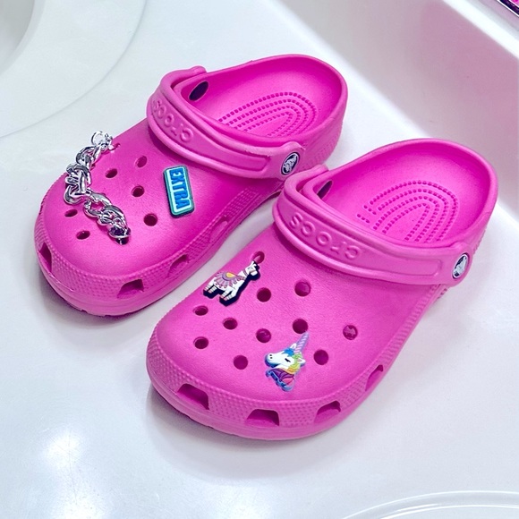 Crocs Women’s Bubble Gun Pink PLUS 4 FREE Charms INCLUDED M/5 - W/7 - Picture 8 of 11